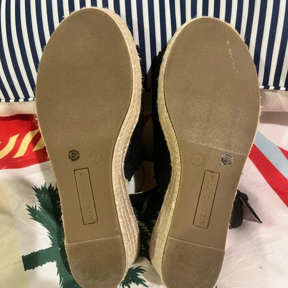 Liz Claiborne EUC Worn Once Size 7 Black Peep Toe Platform Sandals with Buckle - Picture 7 of 7